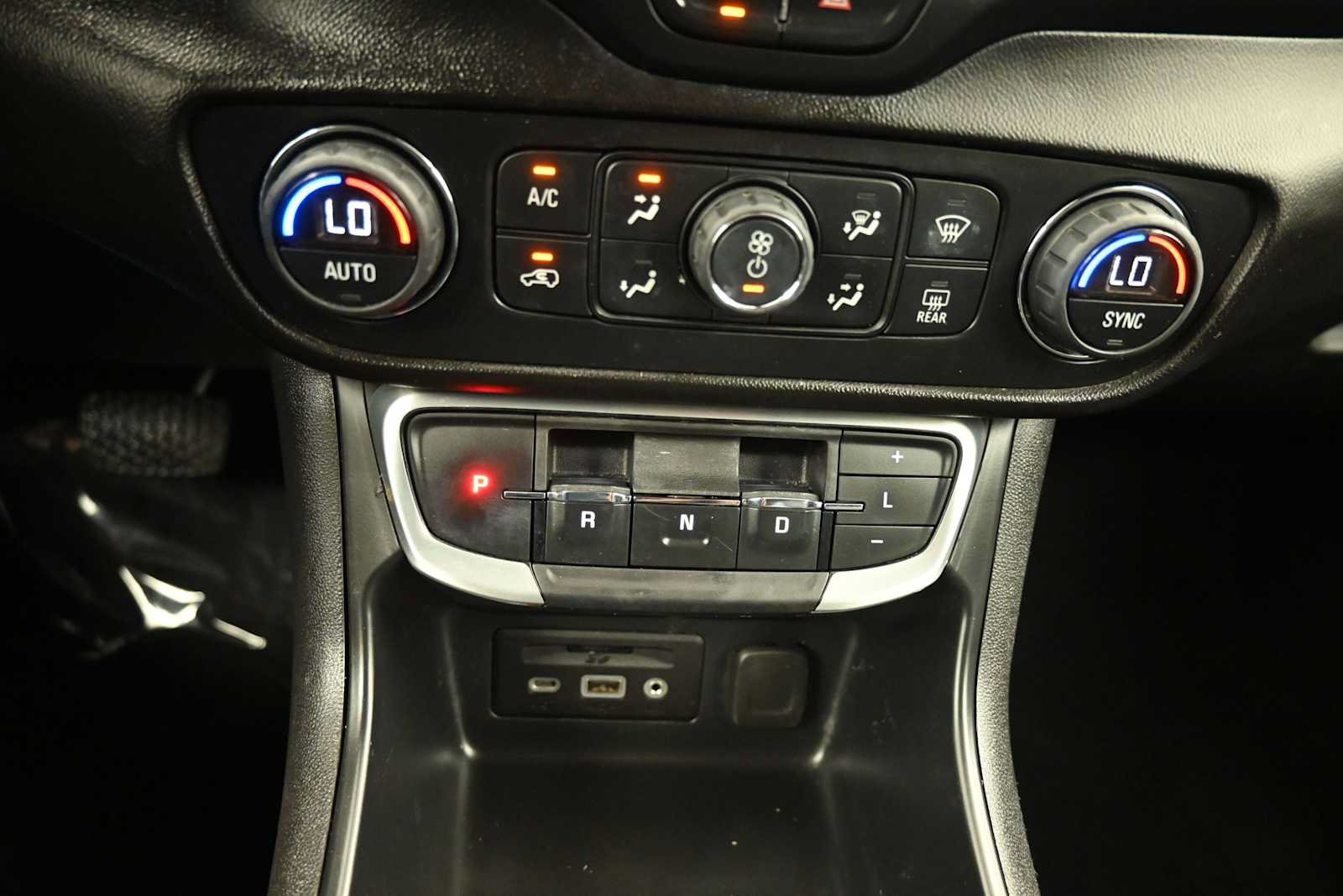 Used 2022 GMC Terrain SLT w/ Infotainment Package II AWD/4WD image 16