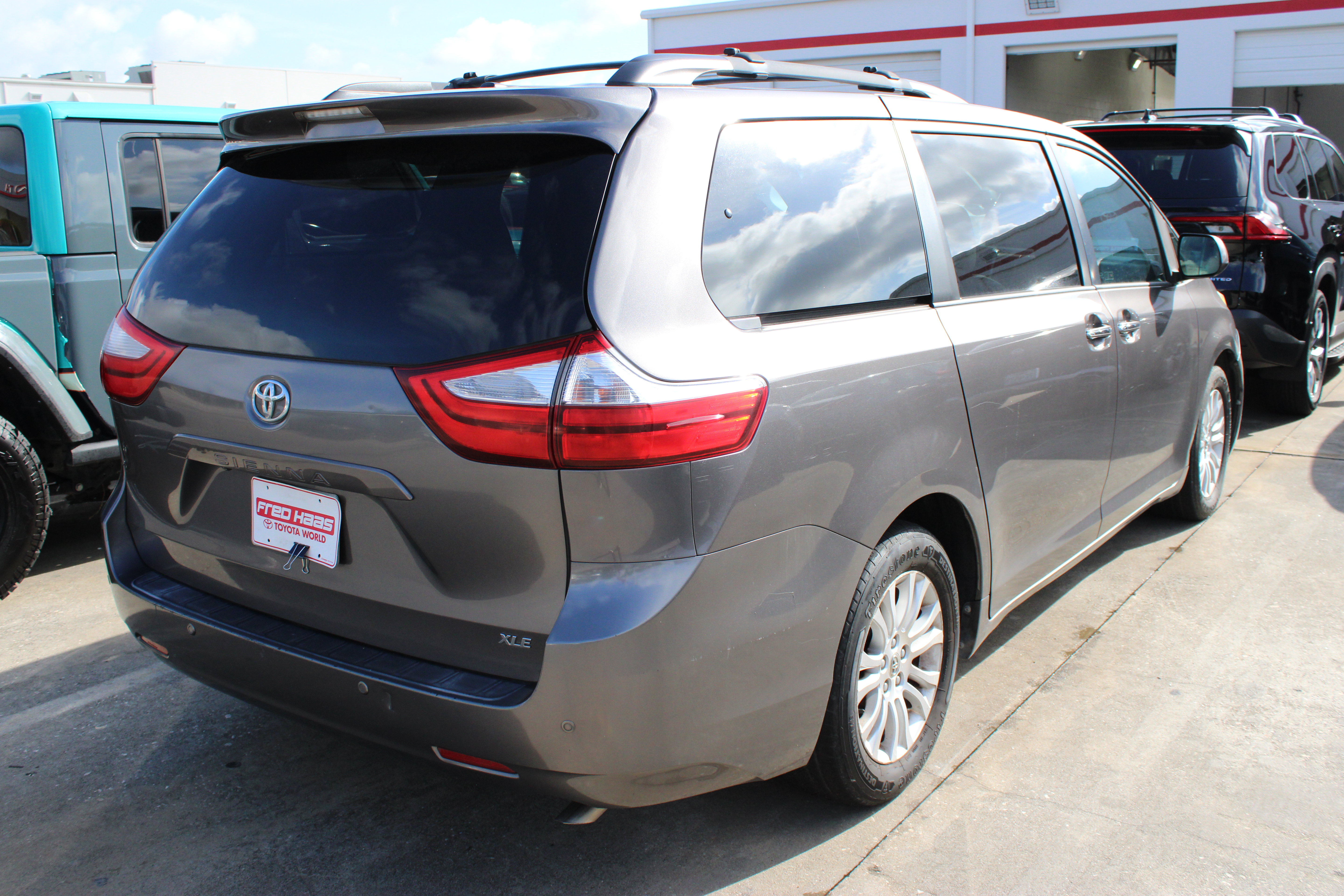 Used 2015 Toyota Sienna XLE w/ XLE Navigation Package FWD image 9