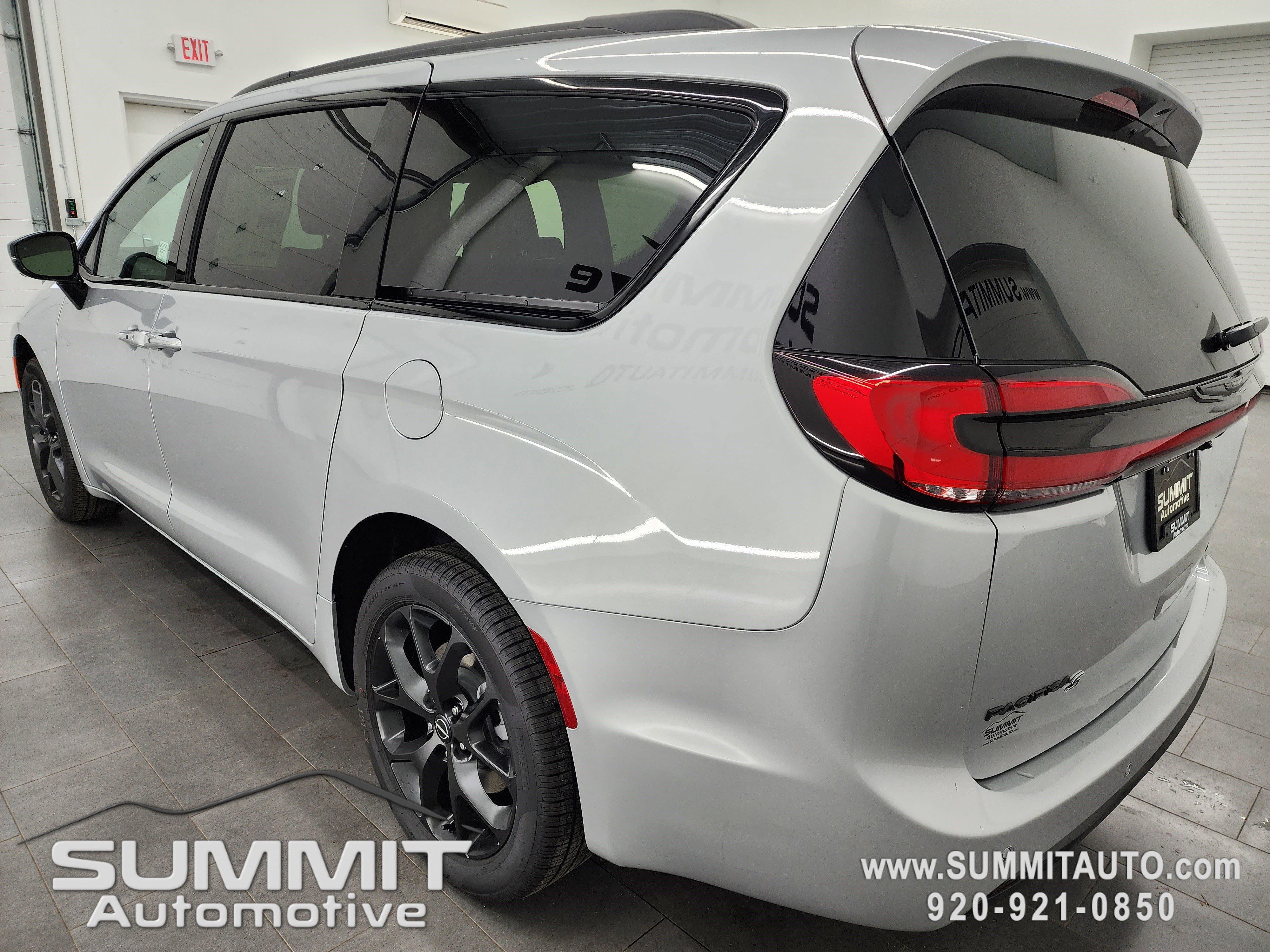 New 2026 Chrysler Pacifica Limited w/ S Appearance Package image 6