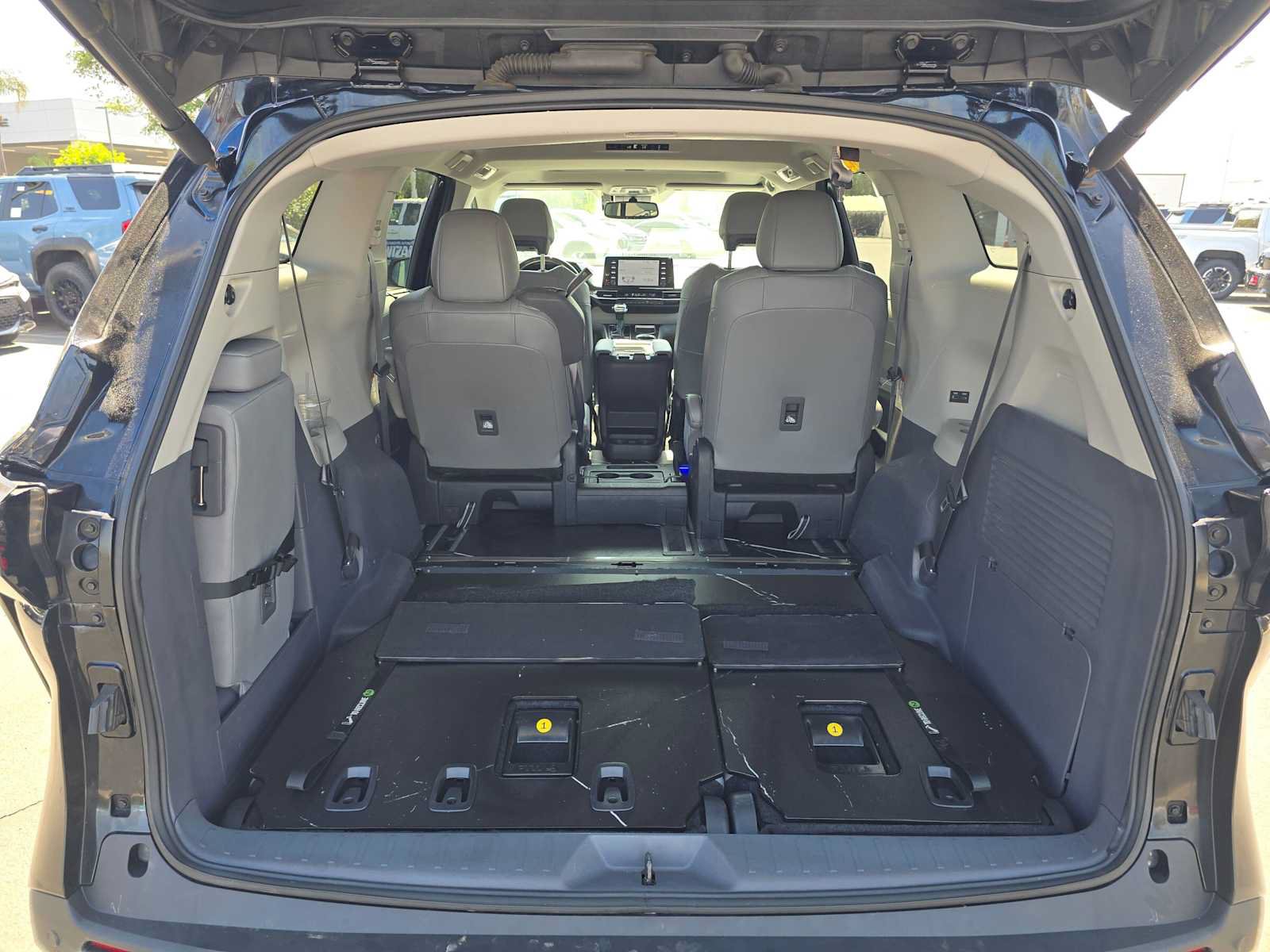 Used 2023 Toyota Sienna XLE FWD image 17
