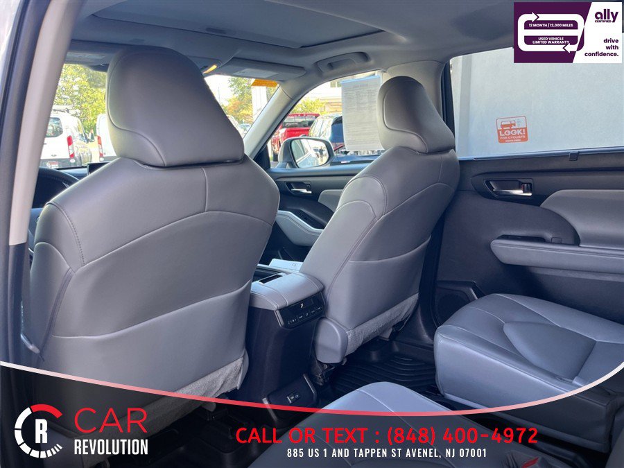 Used 2022 Toyota Highlander XLE AWD/4WD image 23