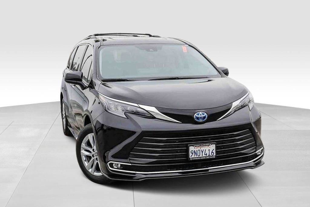 Used 2024 Toyota Sienna XLE w/ XLE Plus Package FWD image 2