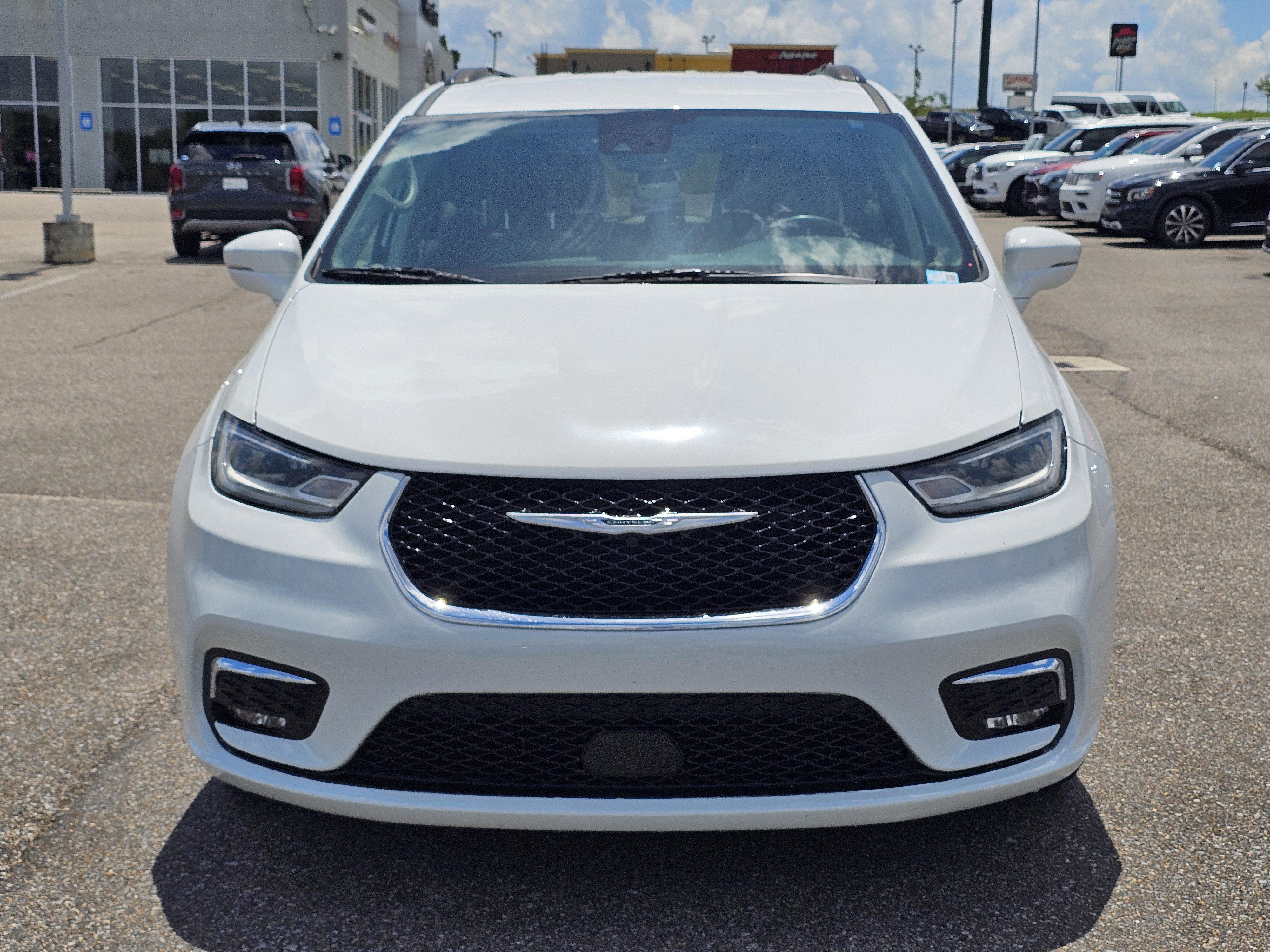 Used 2022 Chrysler Pacifica Touring-L FWD image 2