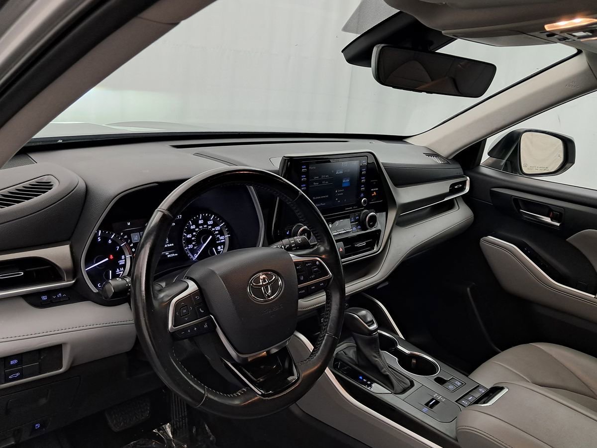 Used 2021 Toyota Highlander XLE FWD image 6