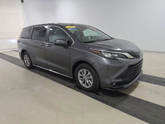 Used 2025 Toyota Sienna XLE FWD image 2
