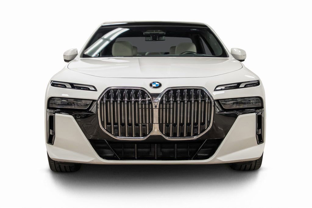 Used 2023 BMW 740i w/ Luxury Rear Seating Package image 7