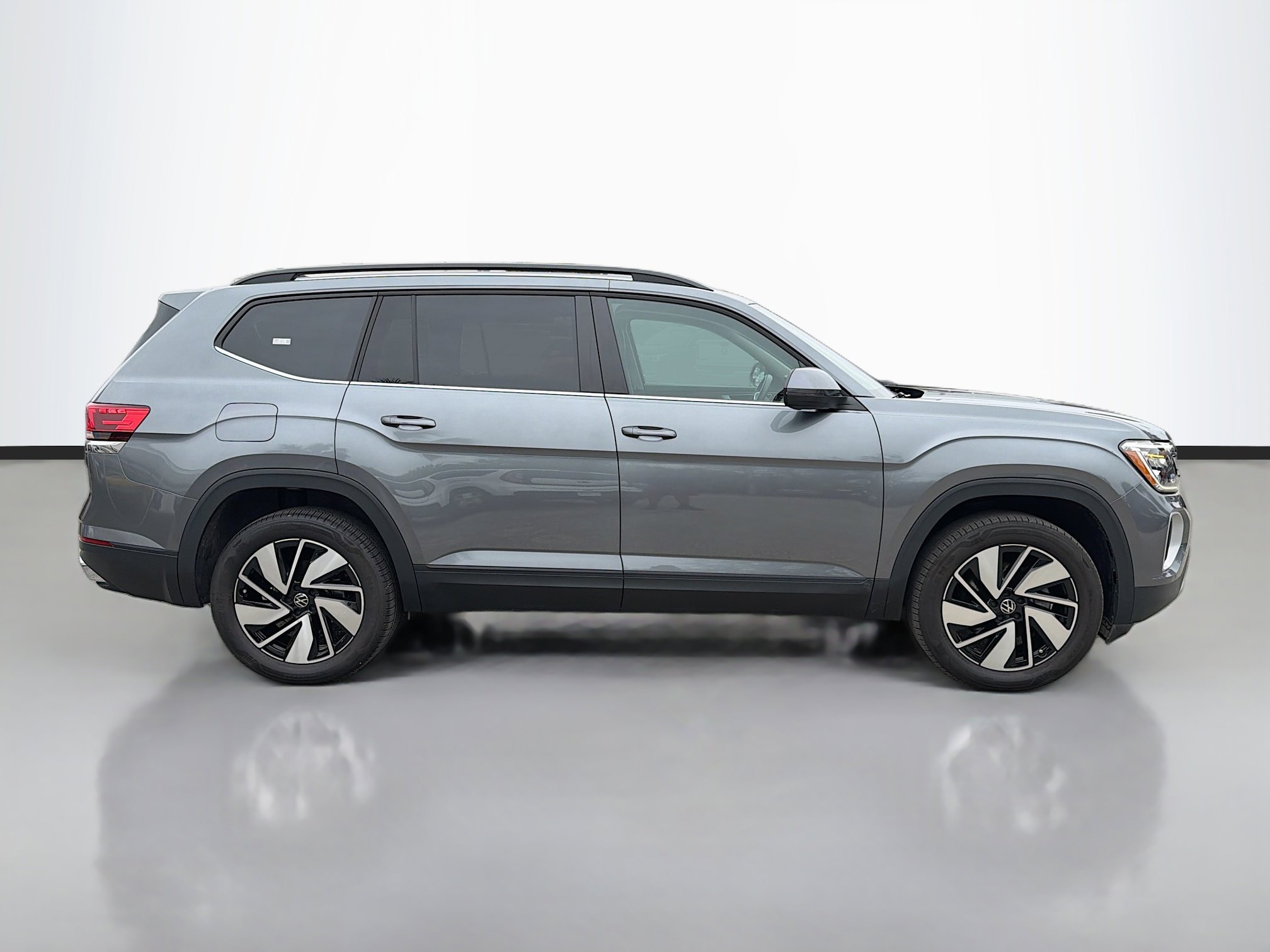 Used 2025 Volkswagen Atlas SE image 2