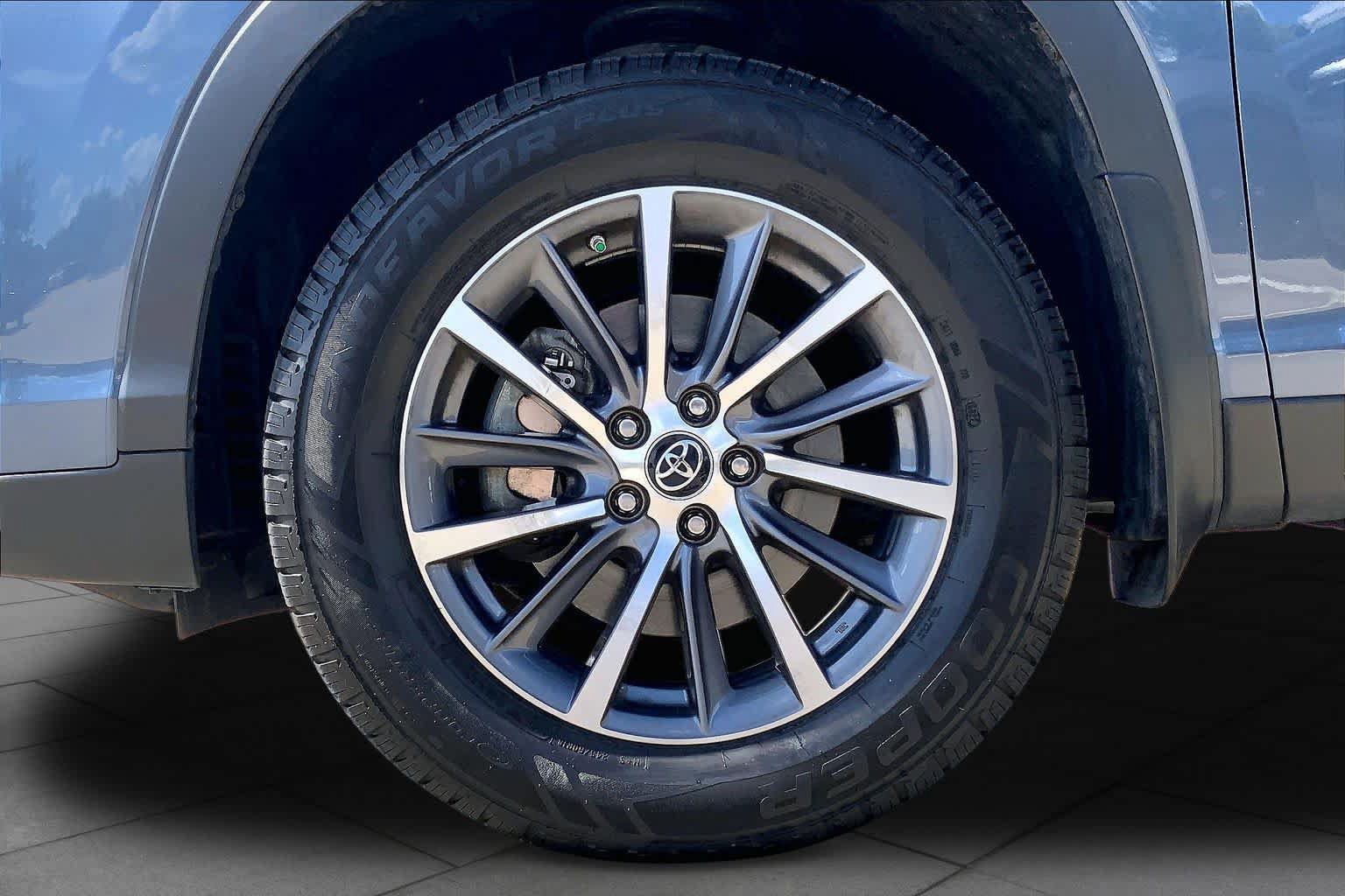 Used 2019 Toyota Highlander XLE AWD/4WD image 11