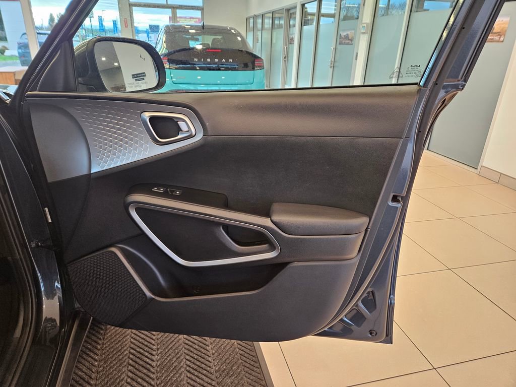 Used 2025 Kia Soul LX w/ LX Technology Package FWD image 22