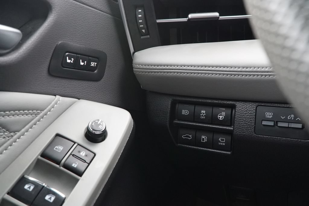 Used 2022 Toyota Avalon Limited w/ Advanced Safety Package FWD image 24