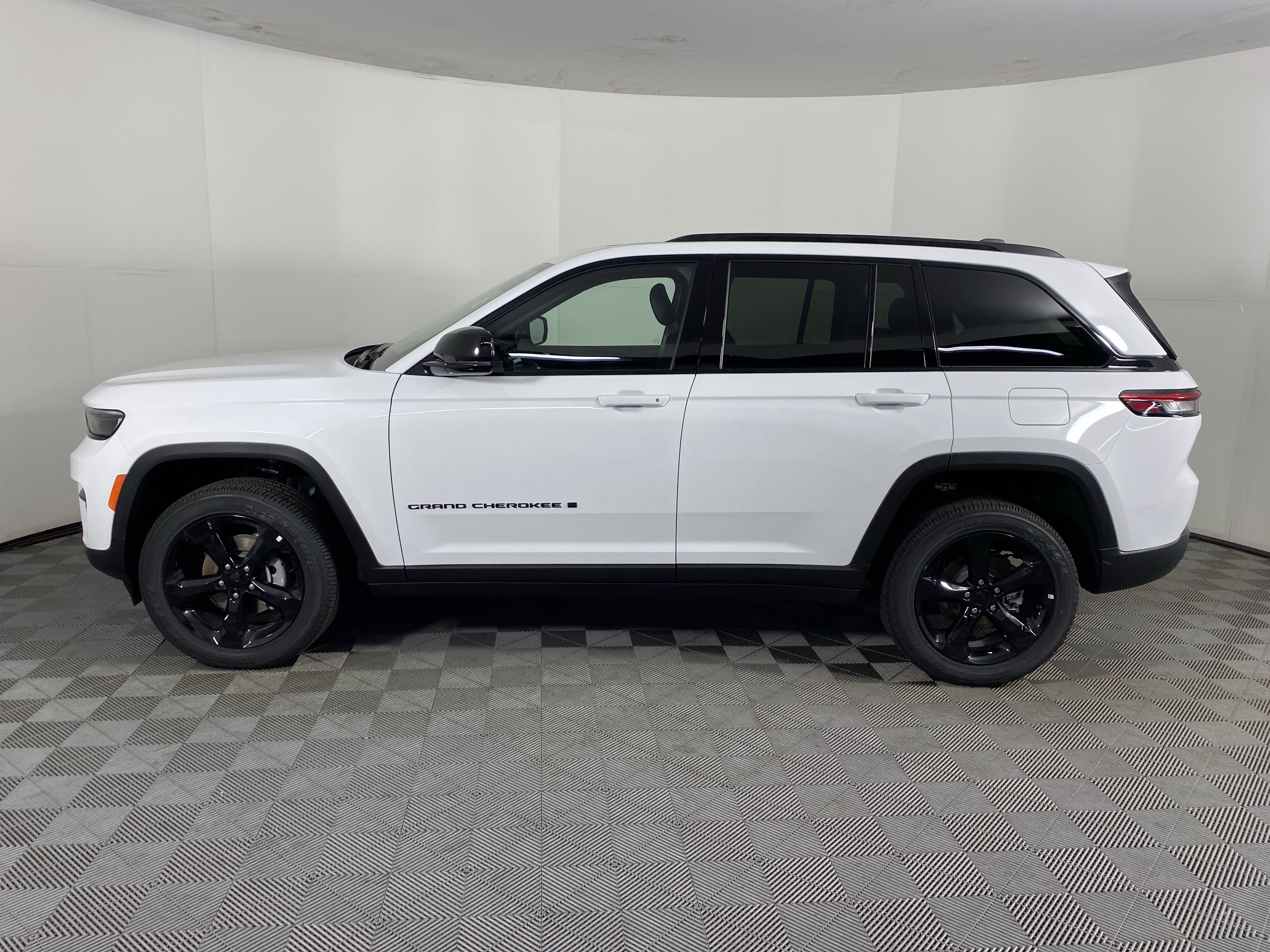 New 2025 Jeep Grand Cherokee Altitude image 10