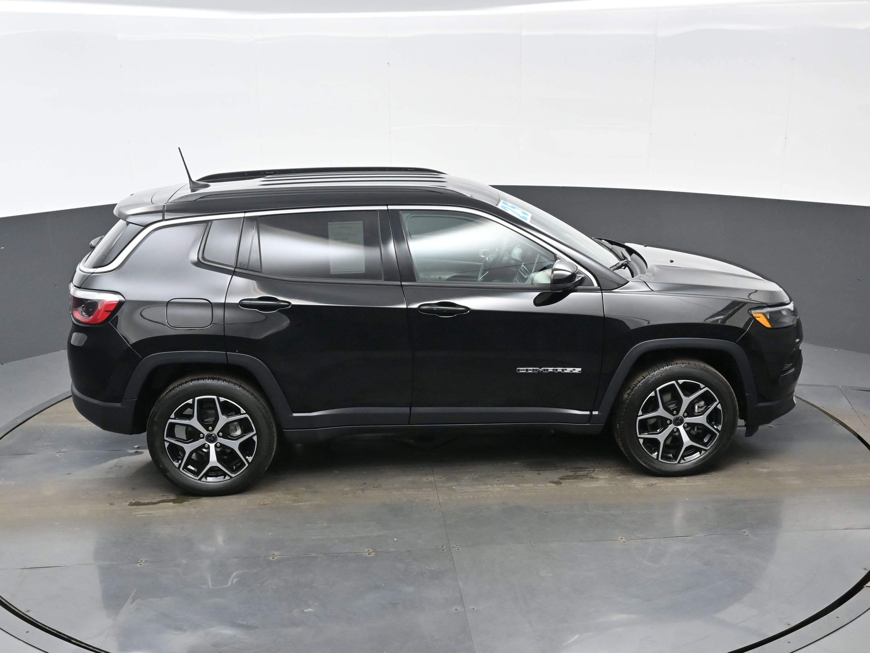 Used 2025 Jeep Compass Limited image 38