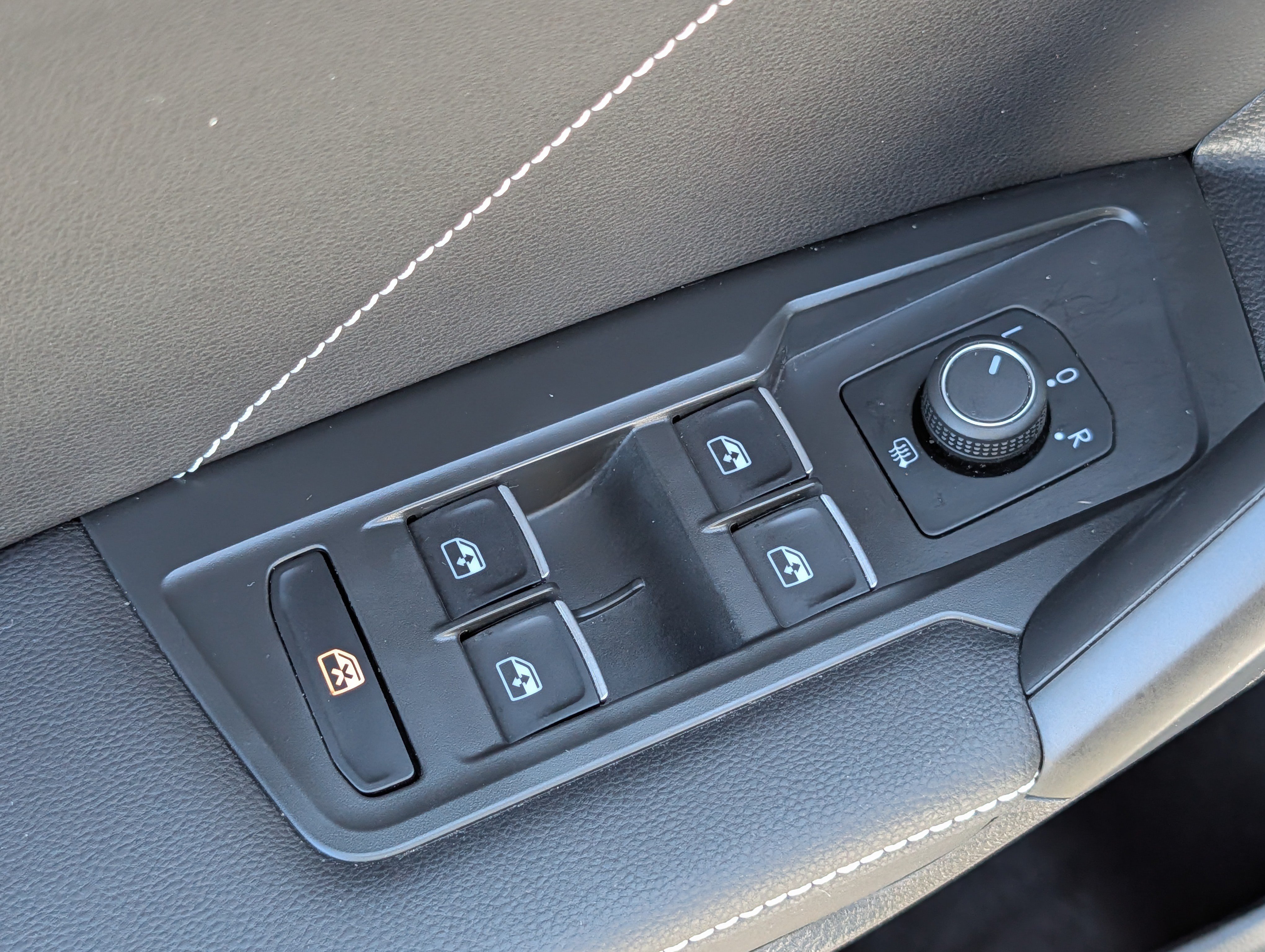Certified 2024 Volkswagen Tiguan SE AWD/4WD image 19