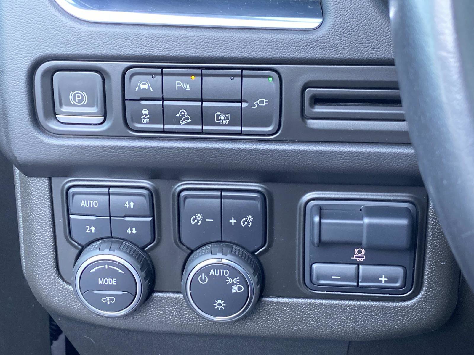 Used 2022 Chevrolet Tahoe Z71 w/ Z71 Off-Road Package AWD/4WD image 23