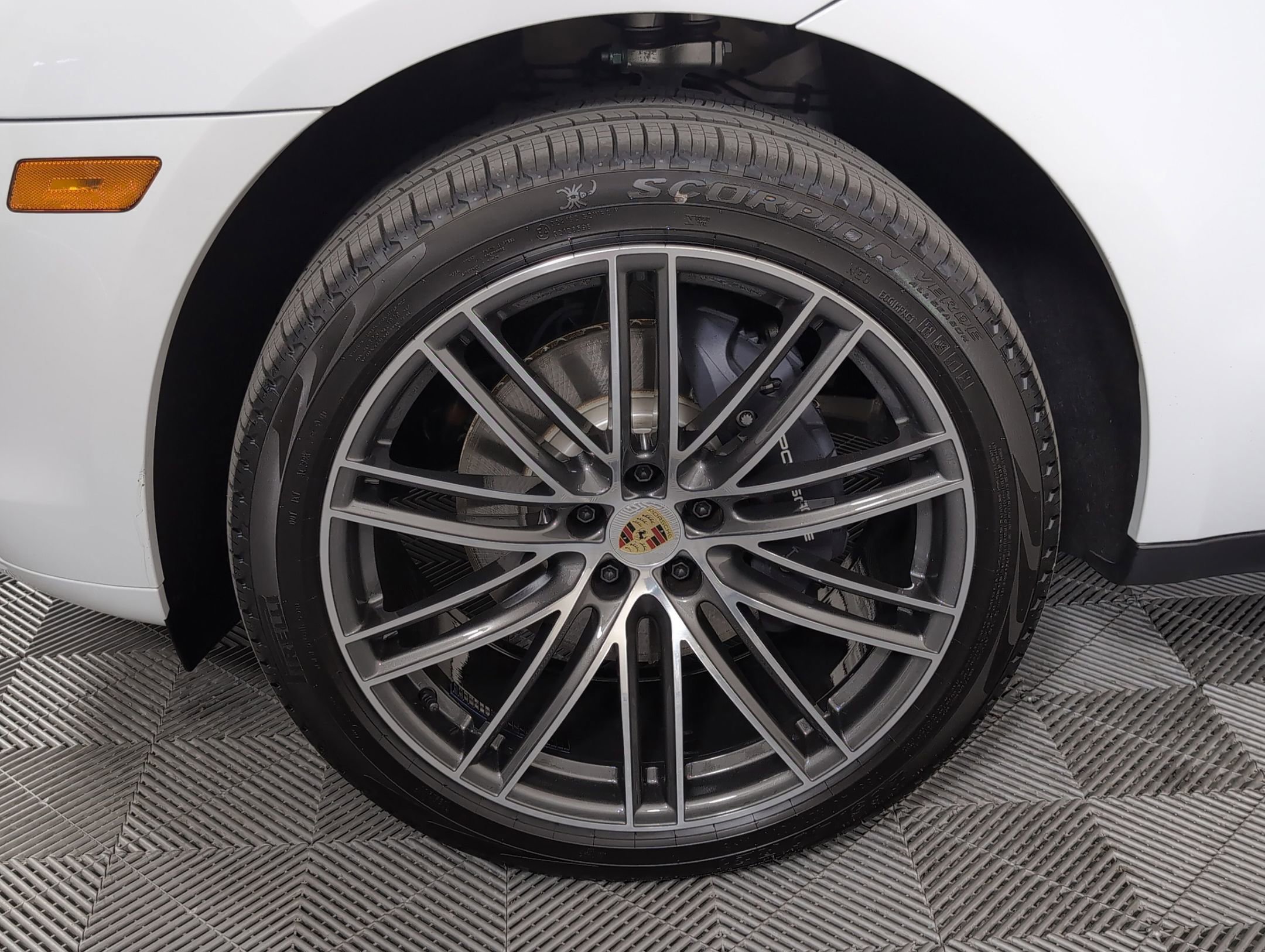 Certified 2025 Porsche Macan AWD/4WD image 14