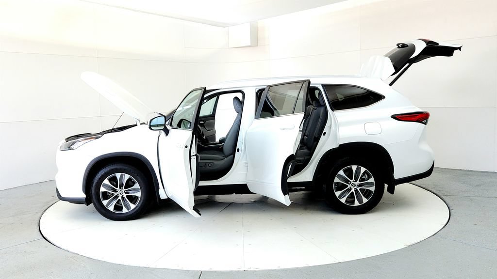 Used 2023 Toyota Highlander XLE AWD/4WD image 10