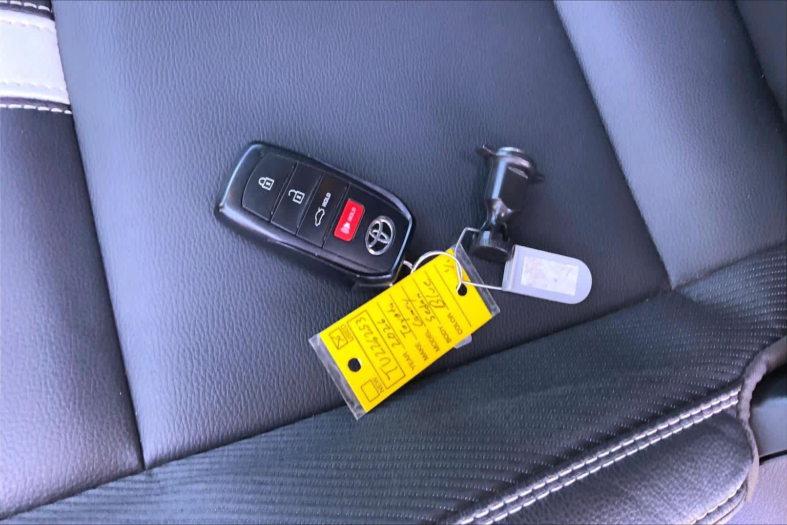 Used 2026 Toyota Camry SE w/ Convenience Package FWD image 15