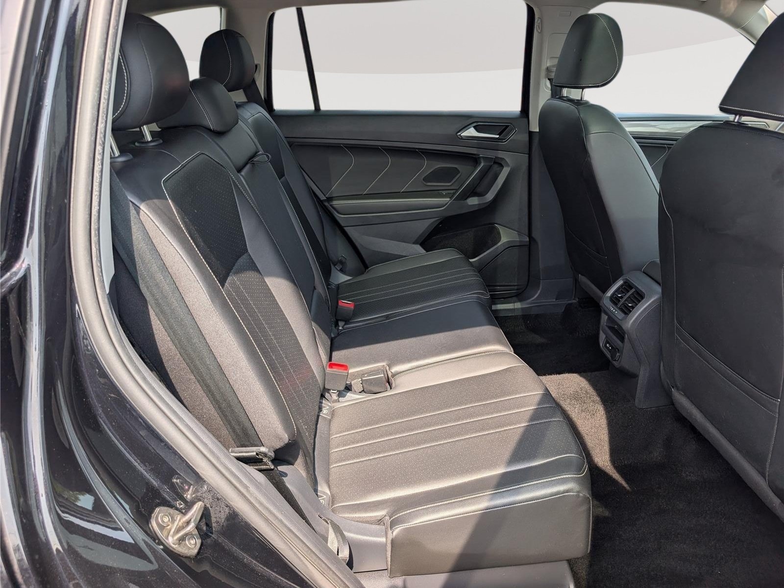 Used 2023 Volkswagen Tiguan SE w/ Panoramic Sunroof Package AWD/4WD image 11