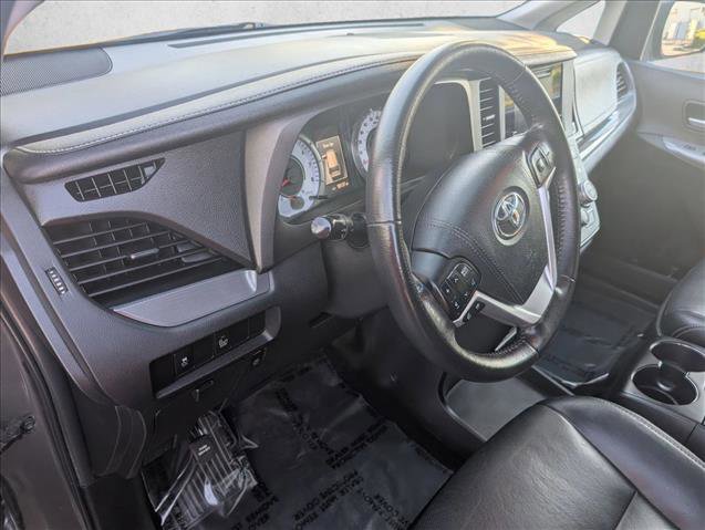 Used 2017 Toyota Sienna SE Premium image 10