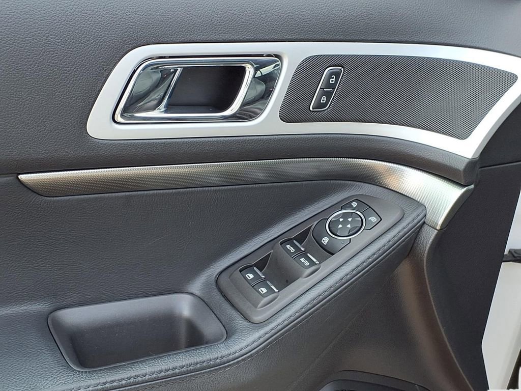 Used 2015 Ford Explorer XLT w/ Equipment Group 202B FWD image 19