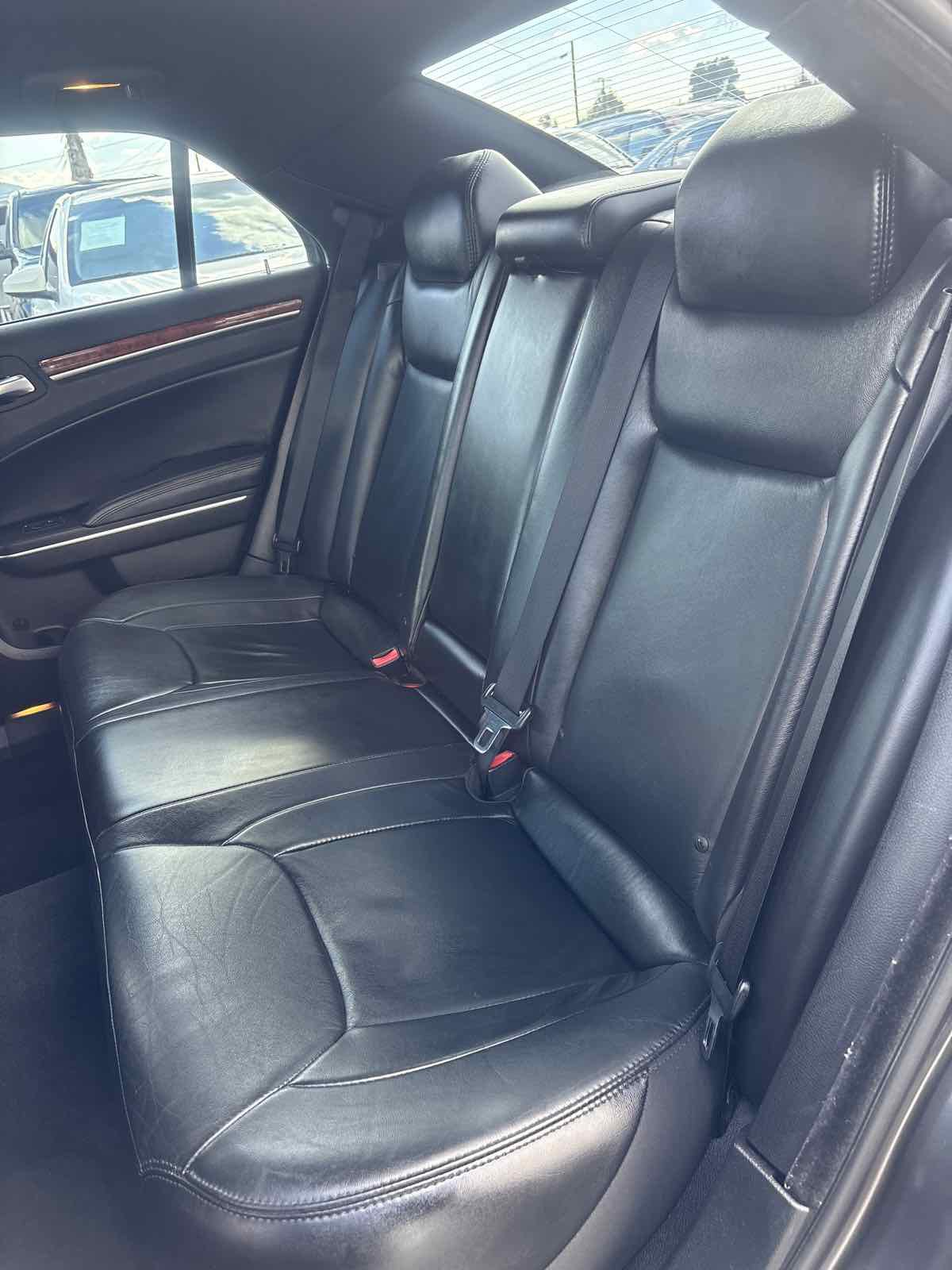 Used 2014 Chrysler 300 image 9