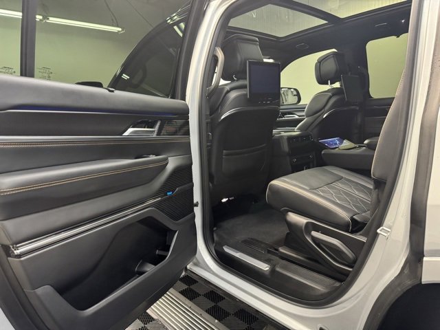 Used 2024 Jeep Grand Wagoneer Series III w/ Rear-Seat Entertainment Group image 27