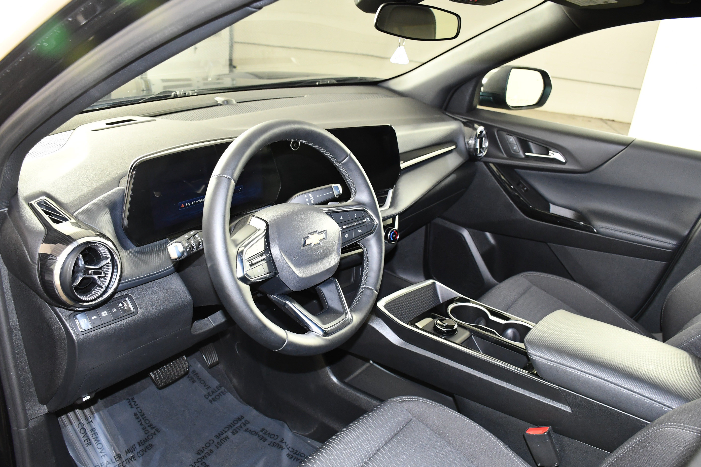 Used 2026 Chevrolet Equinox LT AWD/4WD image 2