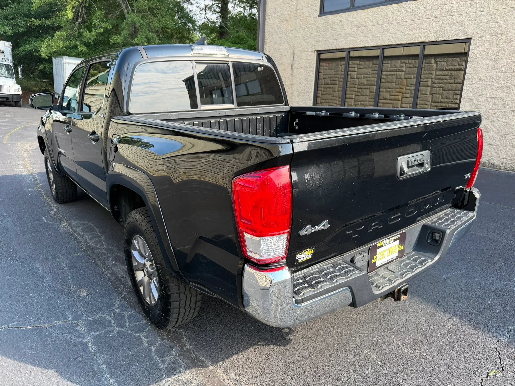 Used 2017 Toyota Tacoma SR5 w/ Tow Package AWD/4WD image 10