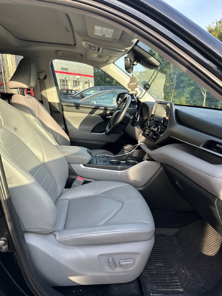 Used 2020 Toyota Highlander XLE AWD/4WD image 9