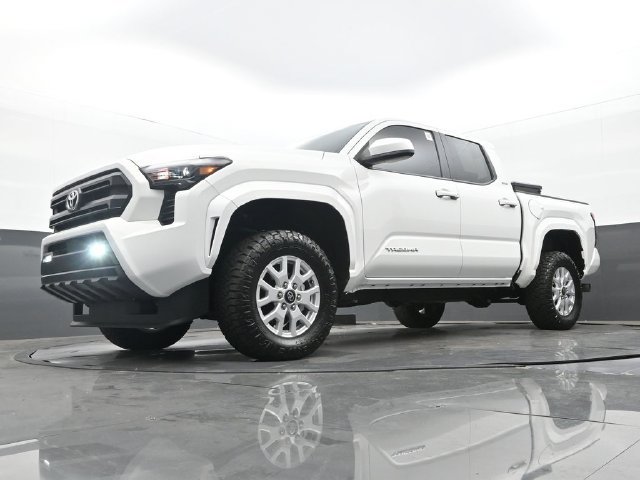 Used 2024 Toyota Tacoma SR5 AWD/4WD image 25