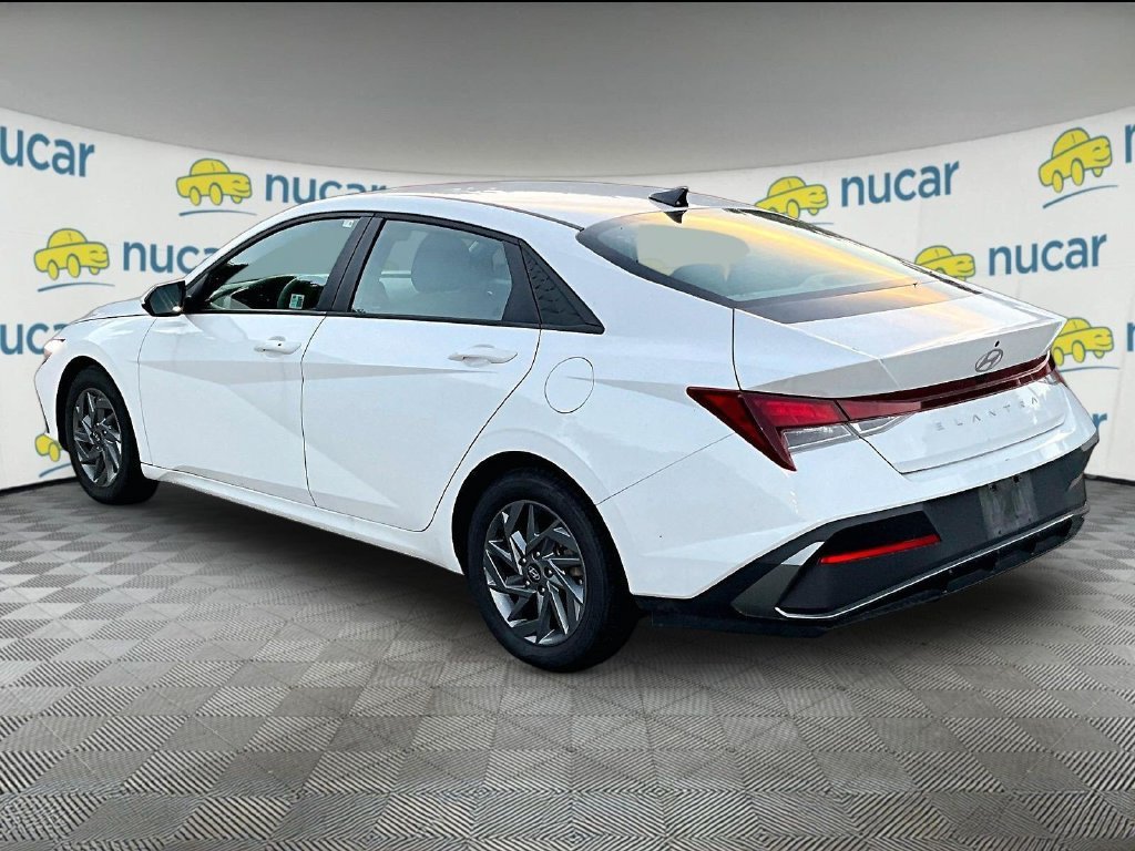 Used 2024 Hyundai Elantra SEL FWD image 5