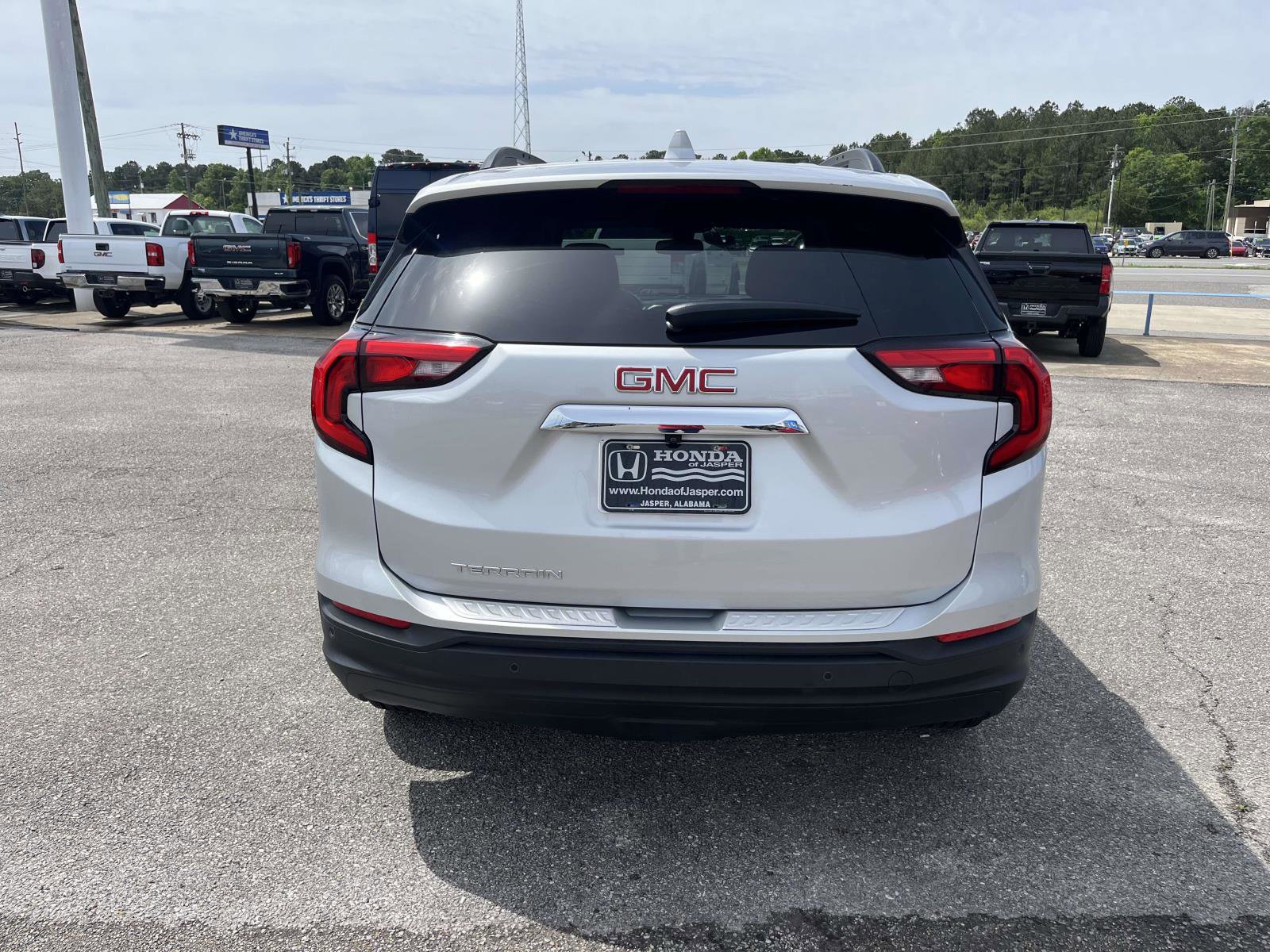 Used 2020 GMC Terrain SLE w/ Driver Convenience Package FWD image 4