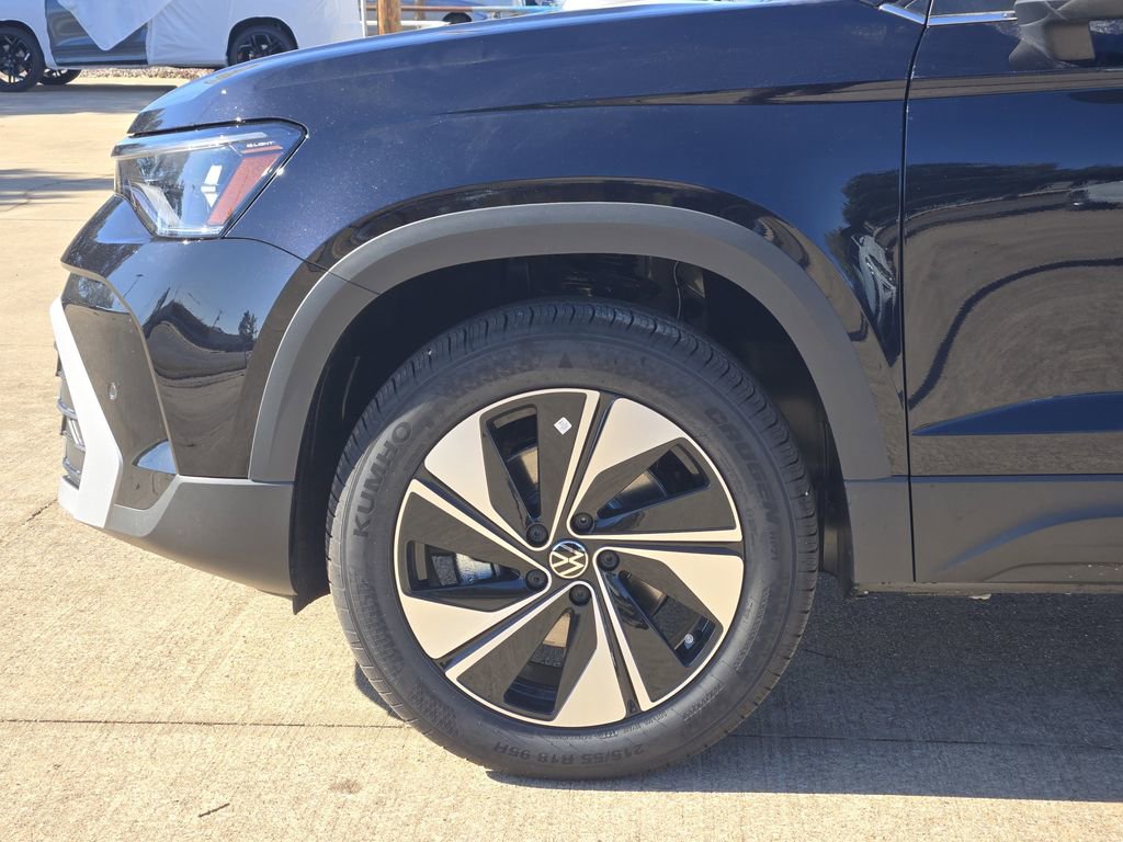 New 2026 Volkswagen Taos SE image 5