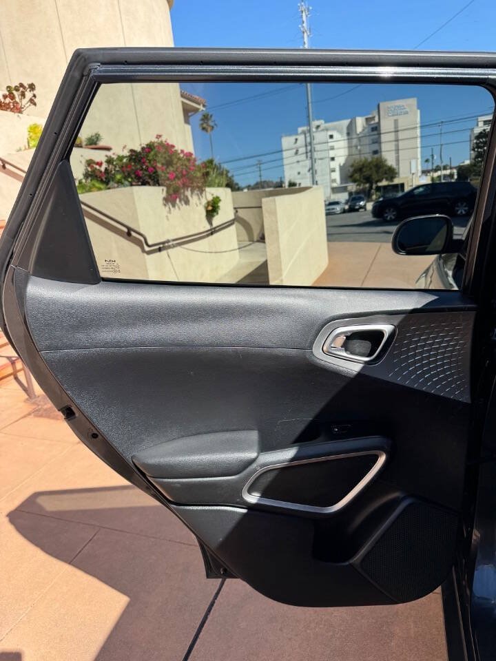 Used 2023 Kia Soul LX FWD image 14
