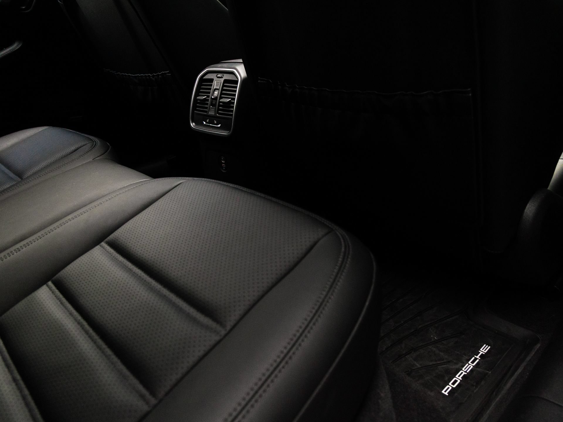 Certified 2026 Porsche Macan AWD/4WD image 33