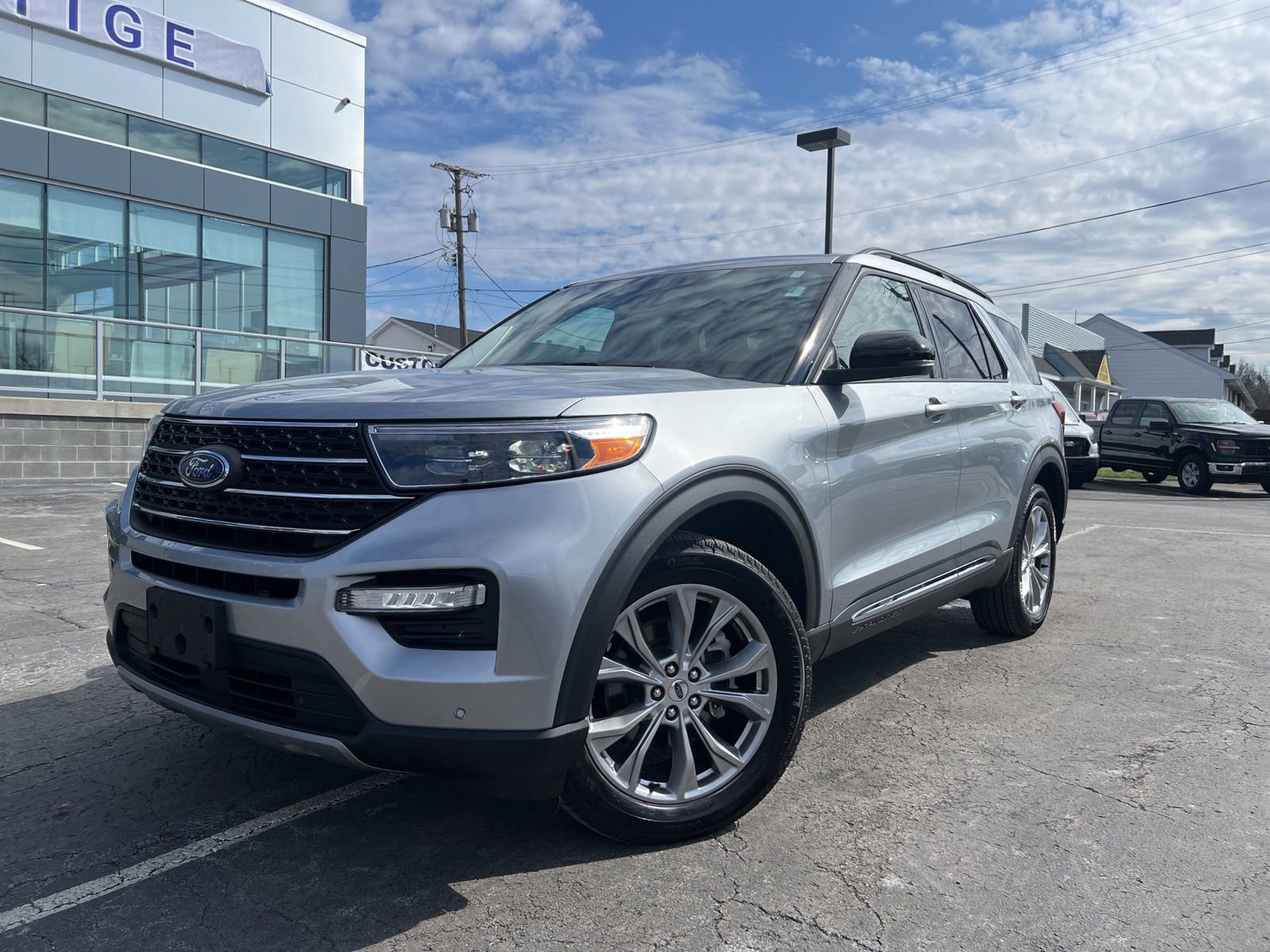 Used 2024 Ford Explorer XLT w/ Equipment Group 202A AWD/4WD image 41