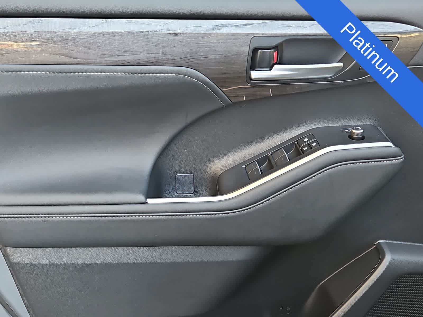 Used 2023 Toyota Highlander Platinum FWD image 28