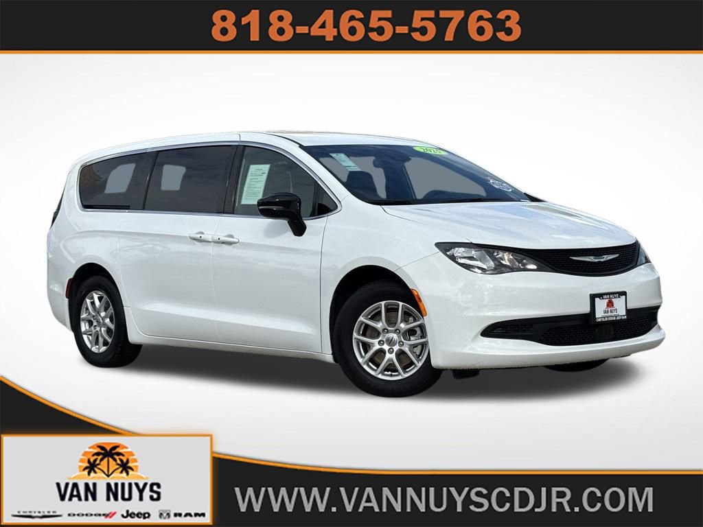 Used 2025 Chrysler Voyager LX image 1