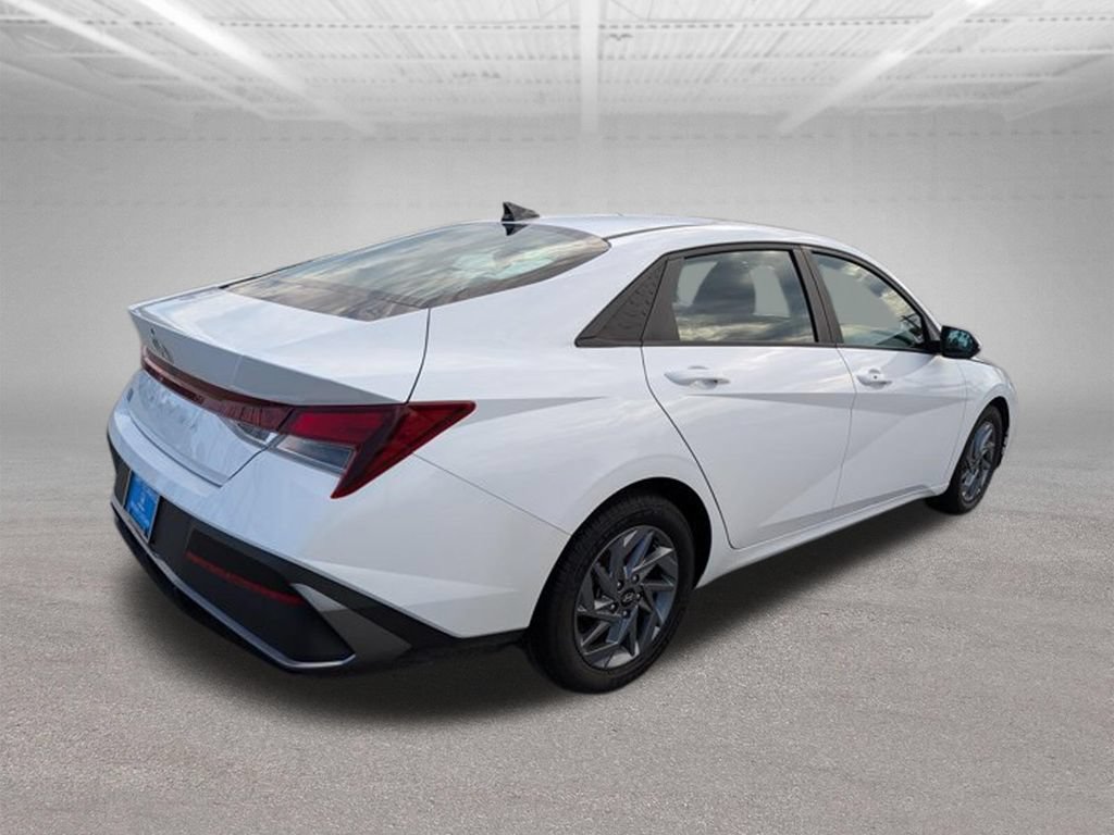 Used 2024 Hyundai Elantra SEL FWD image 5