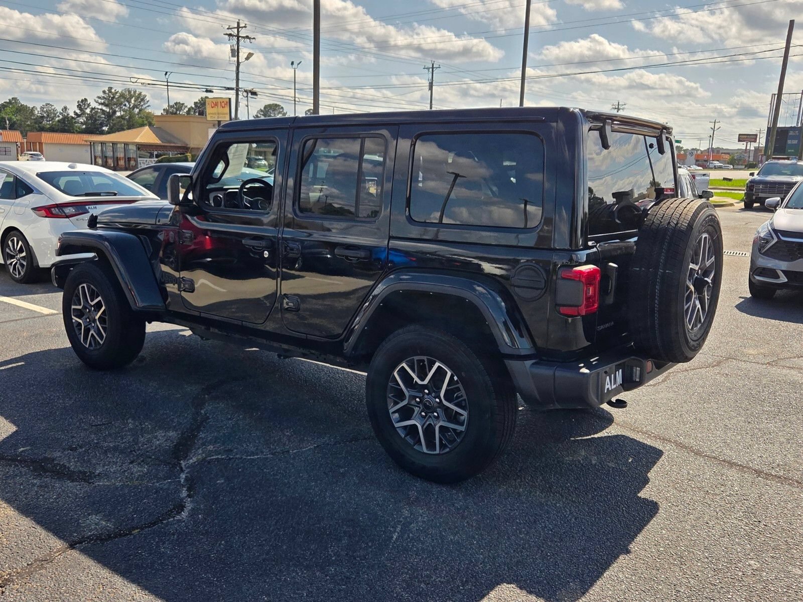 Used 2025 Jeep Wrangler Unlimited Sahara AWD/4WD image 9