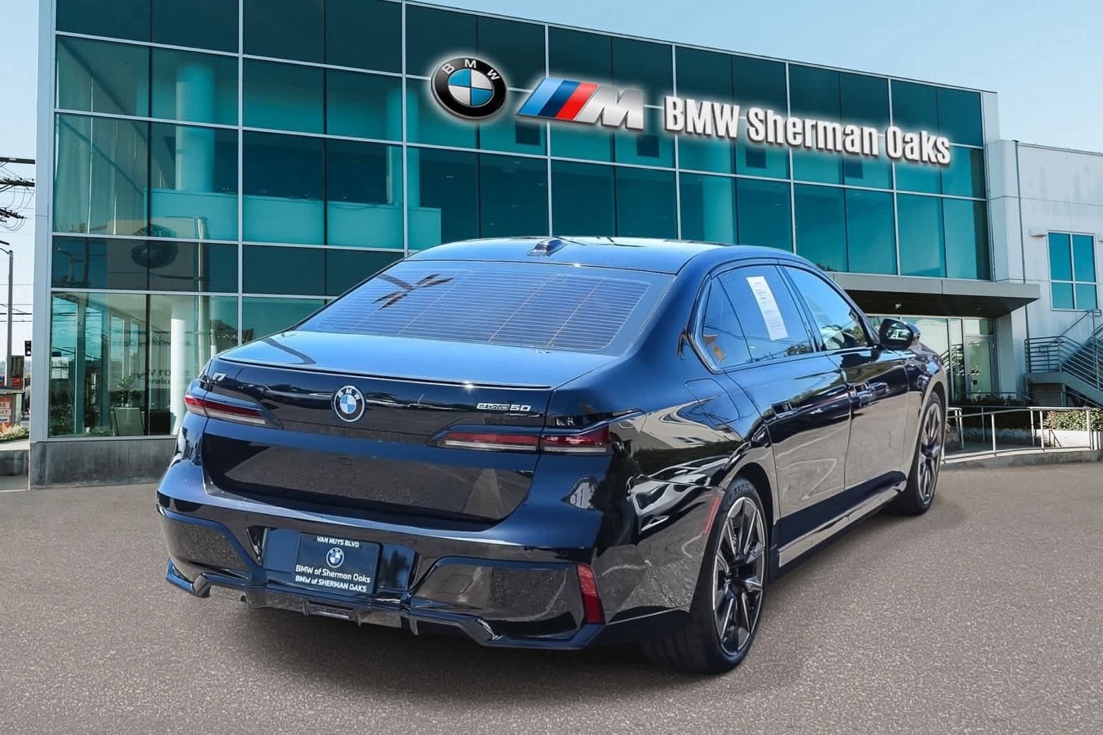 Certified 2025 BMW i7 eDrive50 w/ Executive Package RWD image 4
