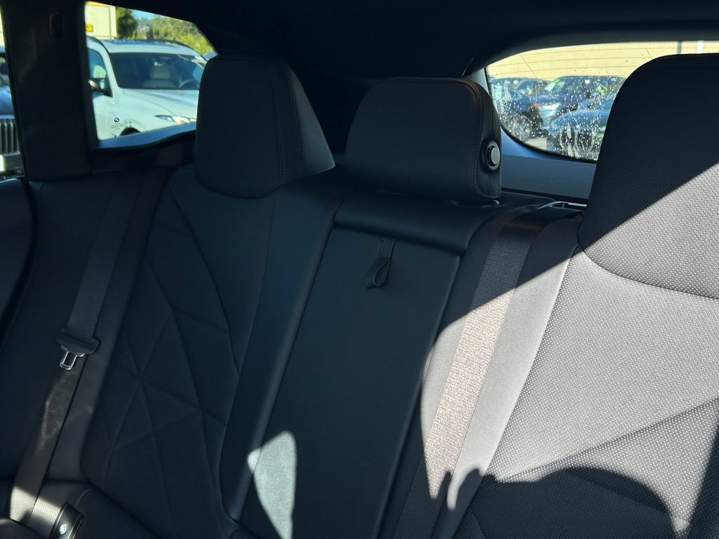 Used 2024 BMW iX xDrive50 w/ Sport Package AWD/4WD image 33