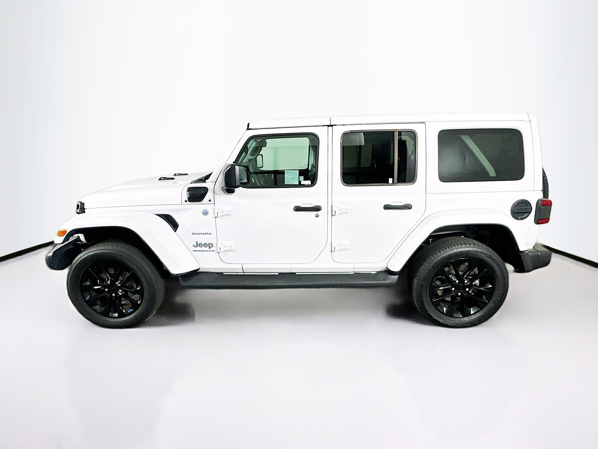 Used 2023 Jeep Wrangler Sahara image 4