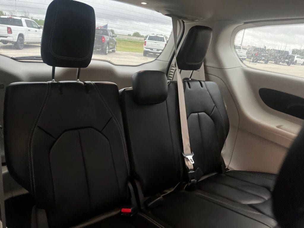 Used 2024 Chrysler Pacifica Touring-L FWD image 12