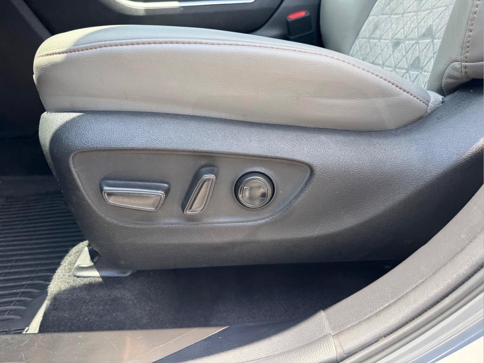 Used 2023 Toyota Highlander Bronze Edition FWD image 19