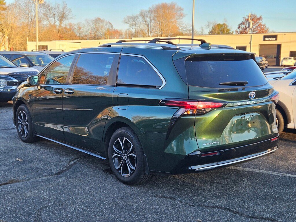 Used 2025 Toyota Sienna Platinum image 3