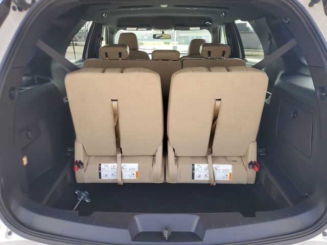 Used 2017 Ford Explorer XLT w/ Equipment Group 202A image 6