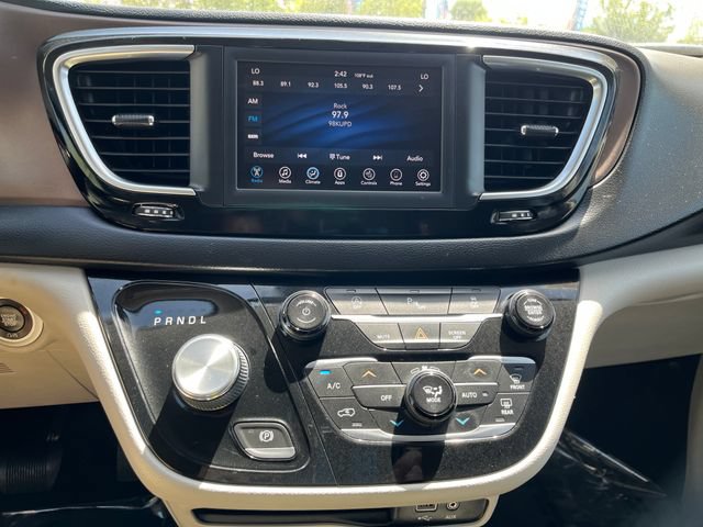 Used 2019 Chrysler Pacifica Touring-L FWD image 22