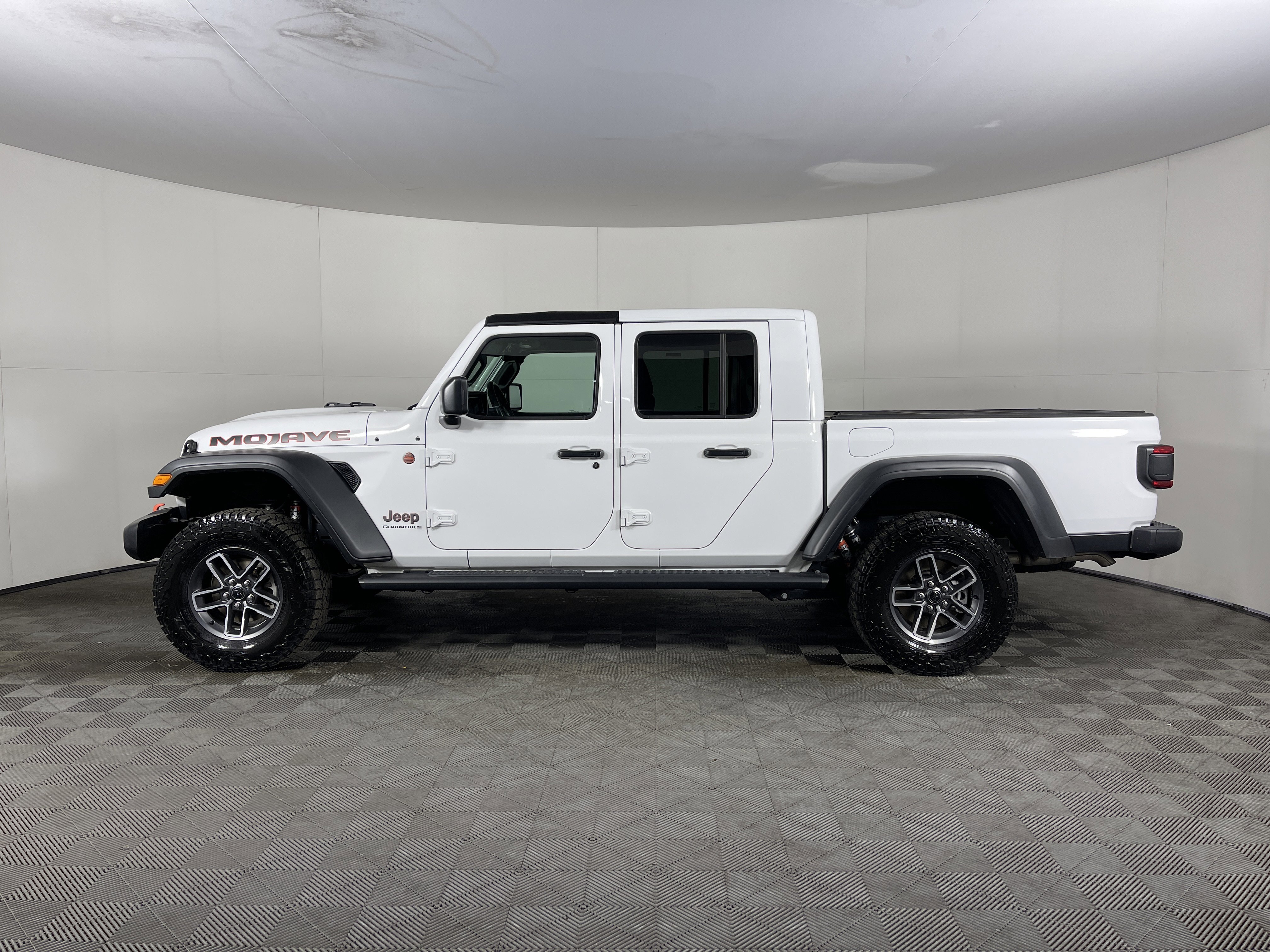 Used 2024 Jeep Gladiator Mojave w/ Convenience Group image 3