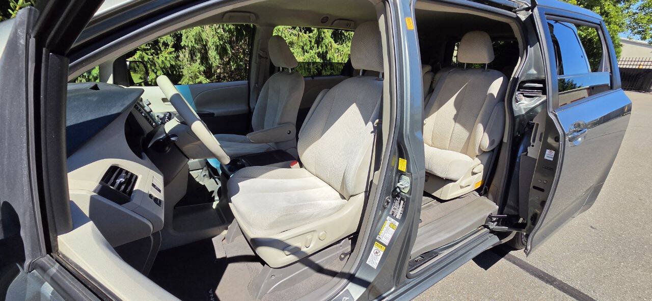 Used 2011 Toyota Sienna LE FWD image 13